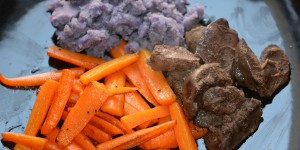 Fegato di pollo brasato con purè di patate viola e carote croccanti